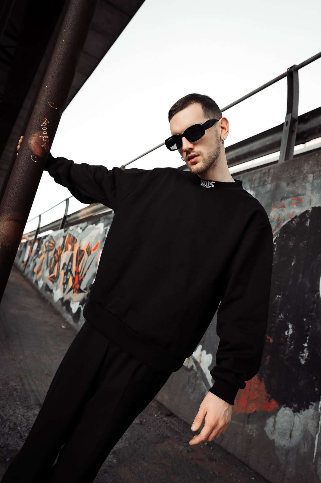 CREWNECK "VVS" - BLACK